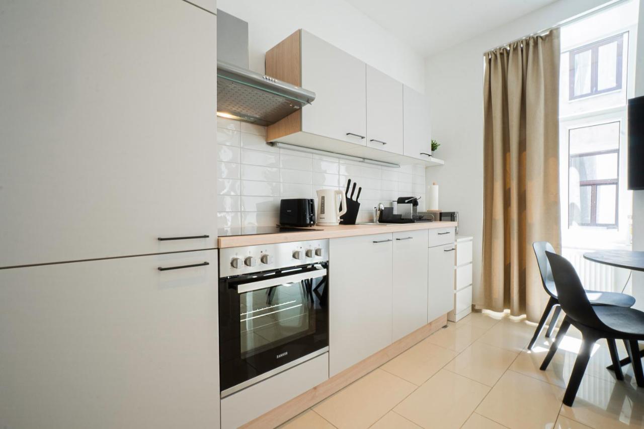 Chic Newly-Renovated Apartment Steps From Subway In Vienna'S Hernals District Exterior photo